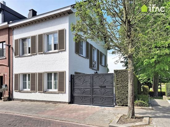 Luxe gerenoveerde 3-gevel met 2 parkings en tuin