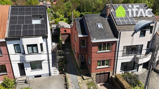 Uitstekend gelegen halfopen bebouwing met 3 slaapkamers