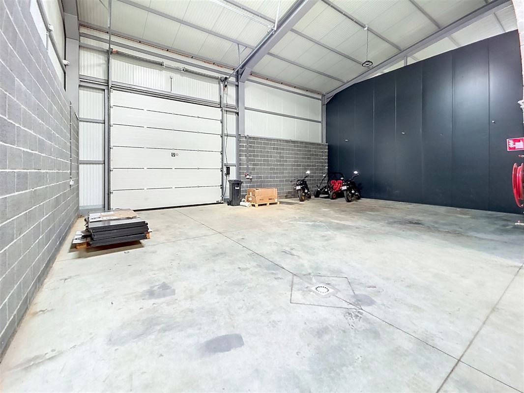 Entrepôt de 160 m² avec bureaux et espaces polyvalents