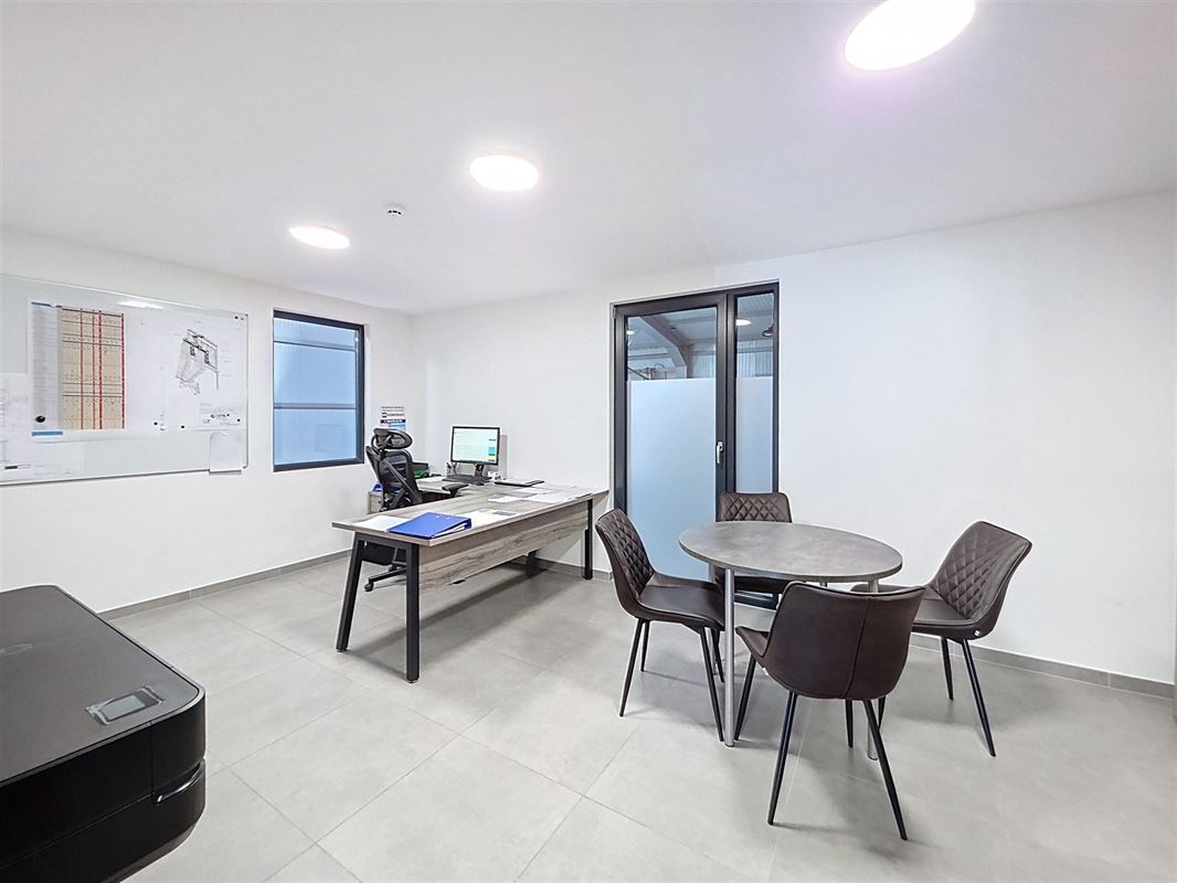 Entrepôt de 160 m² avec bureaux et espaces polyvalents