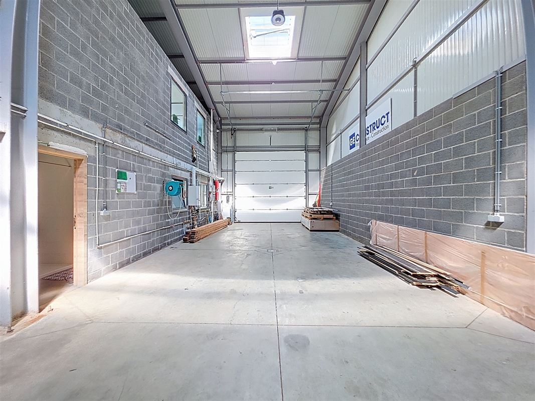 Entrepôt de 160 m² avec bureaux et espaces polyvalents
