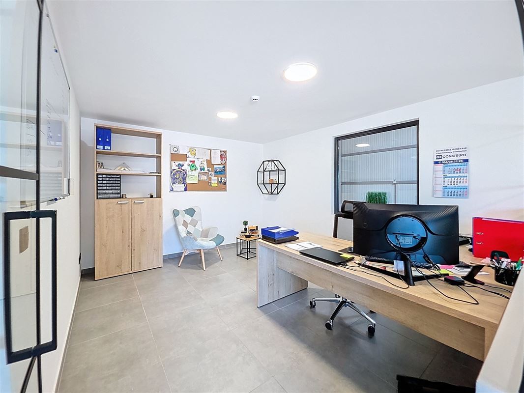 Entrepôt de 160 m² avec bureaux et espaces polyvalents