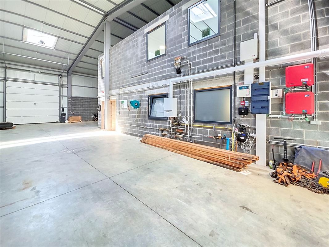 Entrepôt de 160 m² avec bureaux et espaces polyvalents