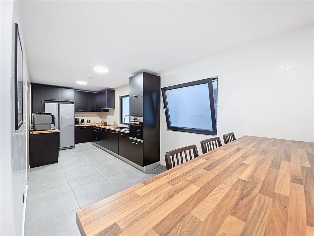 Entrepôt de 160 m² avec bureaux et espaces polyvalents