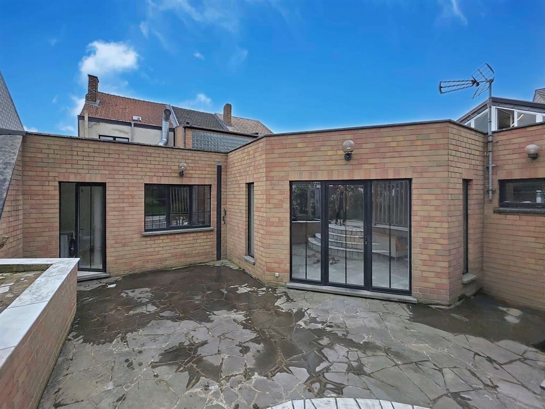 Immeuble mixte situé sur un axe fréquenté