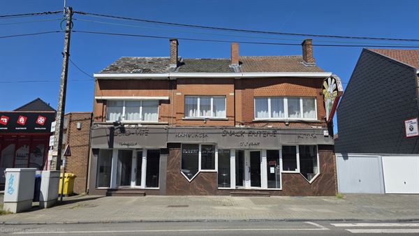 Immeuble mixte situé sur un axe fréquenté
