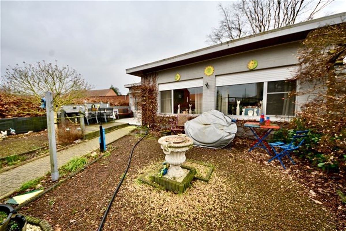 Te renoveren laagbouw met 3 slaapkamers, tuin en garage. 