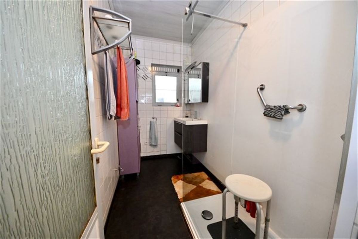 Te renoveren laagbouw met 3 slaapkamers, tuin en garage. 