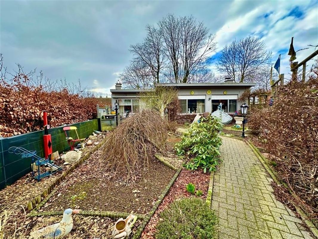 Te renoveren laagbouw met 3 slaapkamers, tuin en garage. 