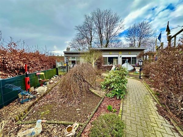 Te renoveren laagbouw met 3 slaapkamers, tuin en garage. 