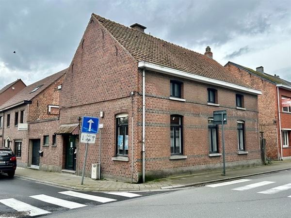 Te renoveren woning met 3 slaapkamers.