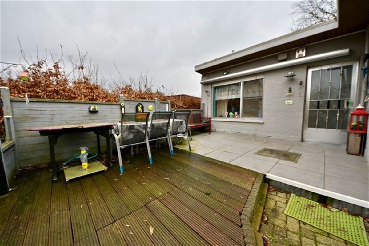 Te renoveren laagbouw met 3 slaapkamers, tuin en garage. 