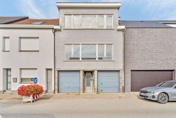 Te renoveren woning met tuin. (Mogelijkheid tot 2 app.)