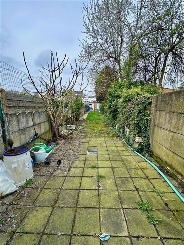 Te renoveren woning met 2 slaapkamers en tuin.