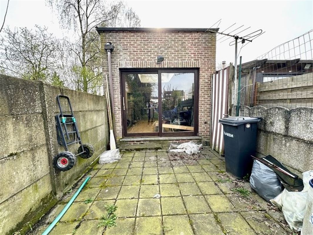 Te renoveren woning met 2 slaapkamers en tuin.