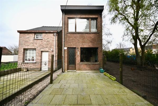 Te renoveren woning met 2 slaapkamers en tuin.