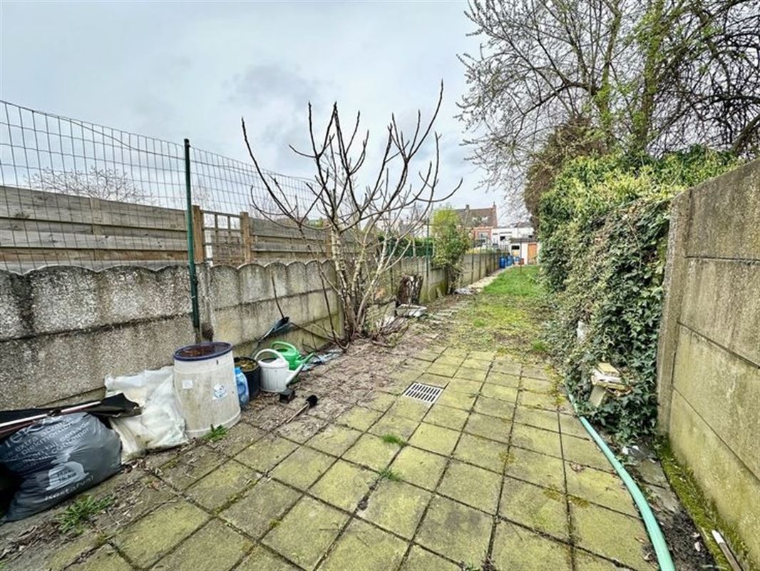 Te renoveren woning met 2 slaapkamers en tuin.