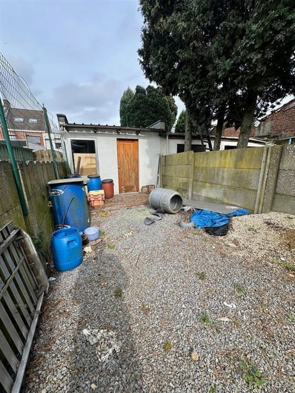 Te renoveren woning met 2 slaapkamers en tuin.