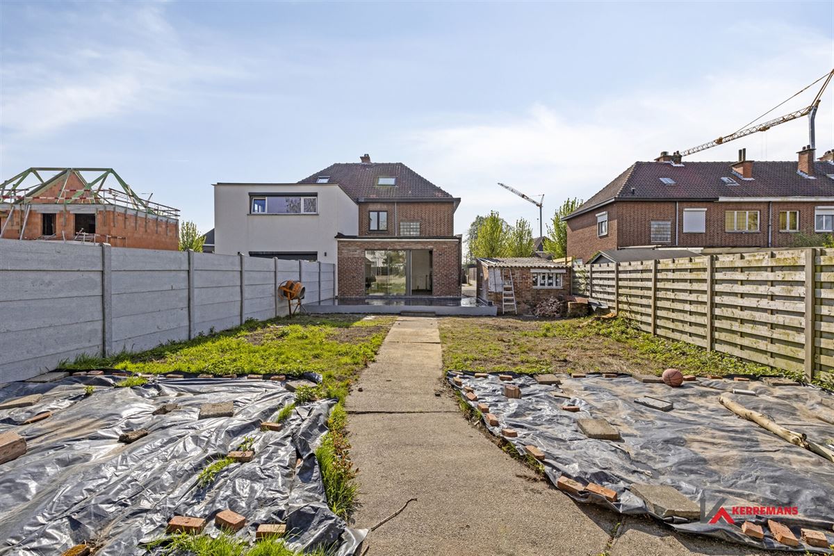 Half open bebouwing met 4 slaapkamers, tuin en garage.