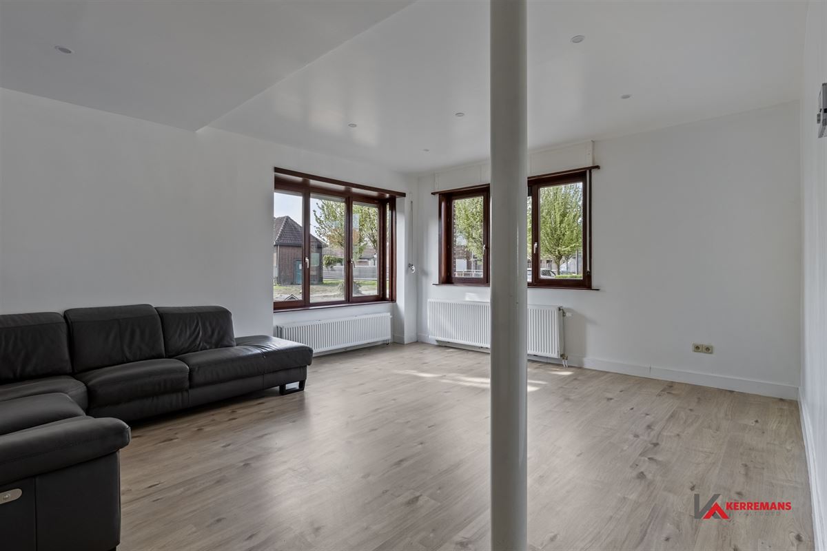 Half open bebouwing met 4 slaapkamers, tuin en garage.