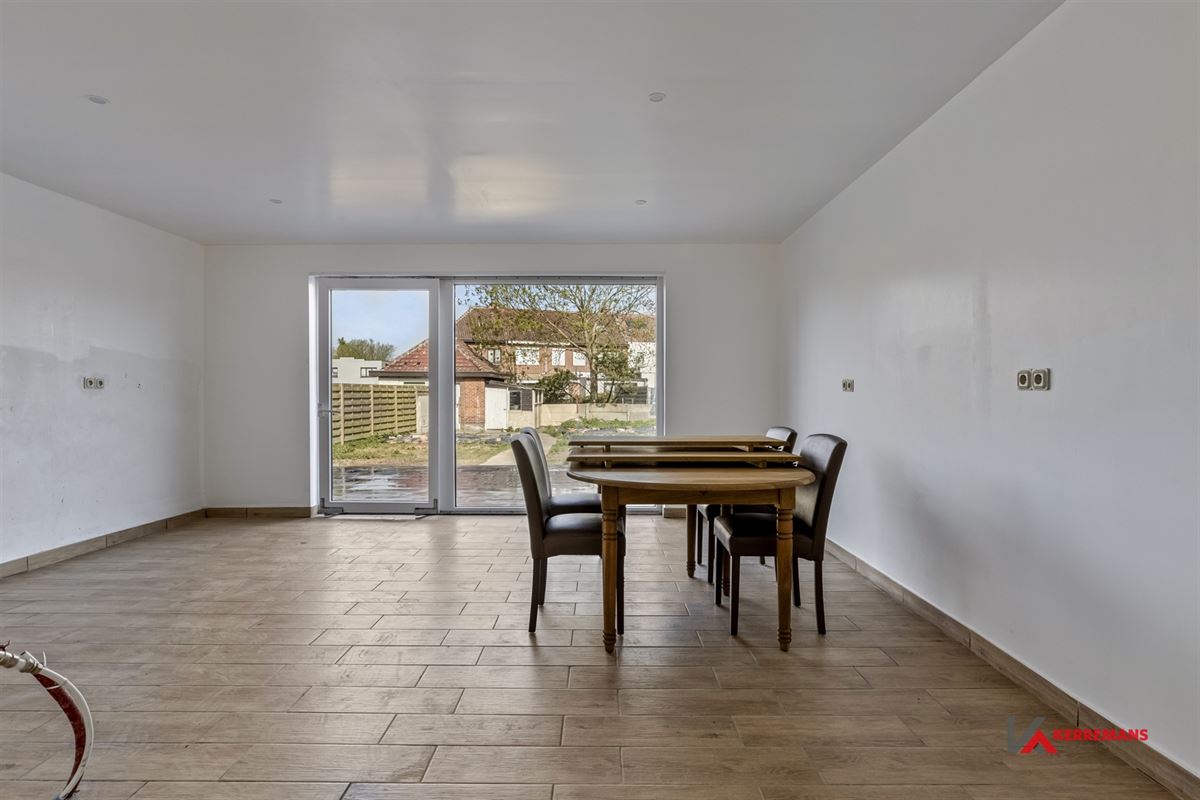 Half open bebouwing met 4 slaapkamers, tuin en garage.