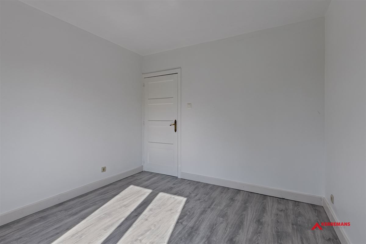 Half open bebouwing met 4 slaapkamers, tuin en garage.