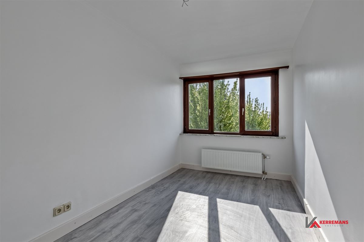 Half open bebouwing met 4 slaapkamers, tuin en garage.