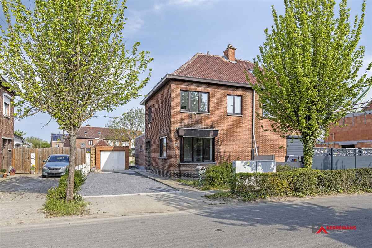 Half open bebouwing met 4 slaapkamers, tuin en garage.