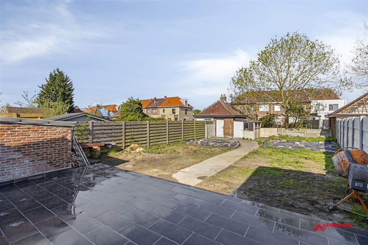 Half open bebouwing met 4 slaapkamers, tuin en garage.
