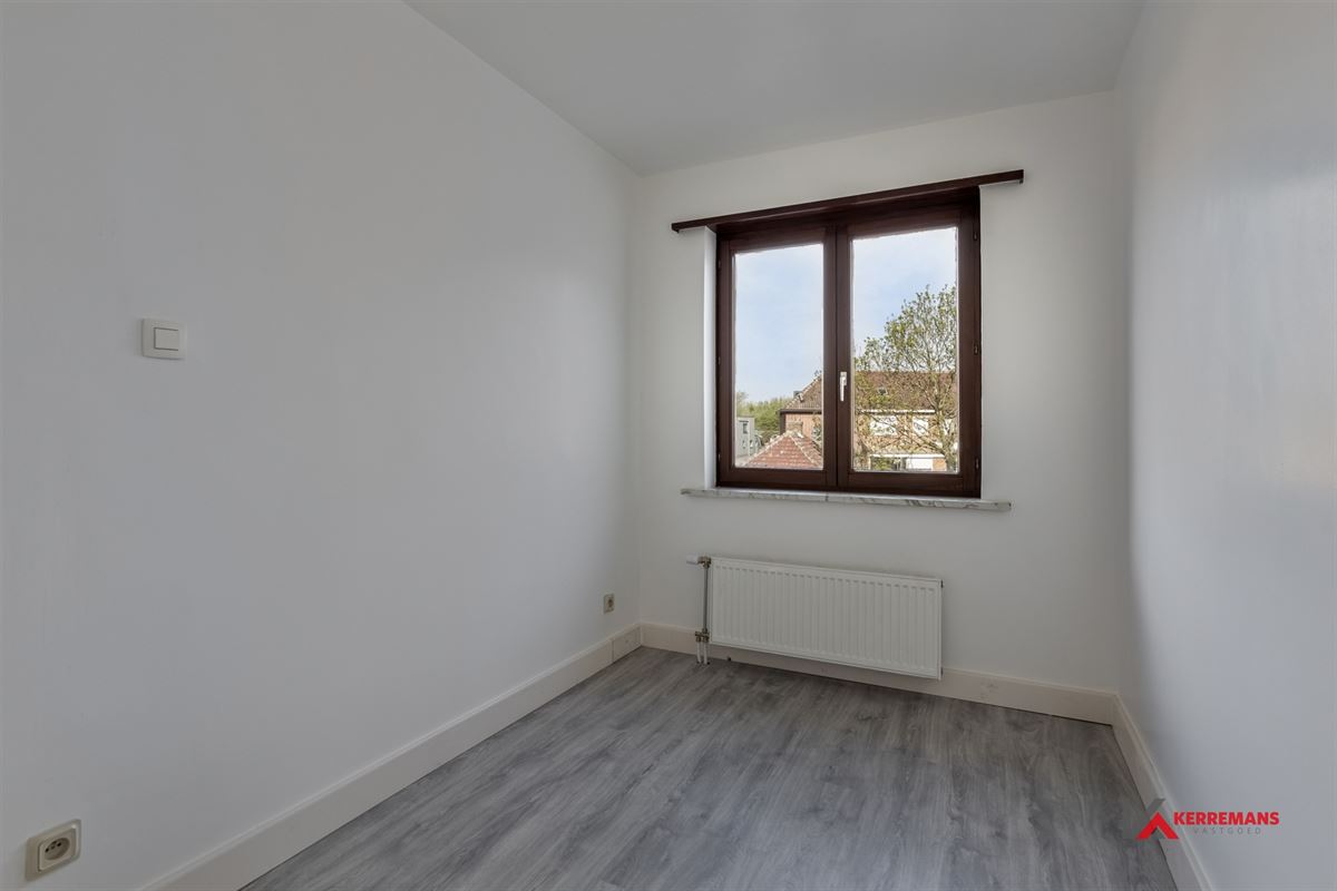 Half open bebouwing met 4 slaapkamers, tuin en garage.