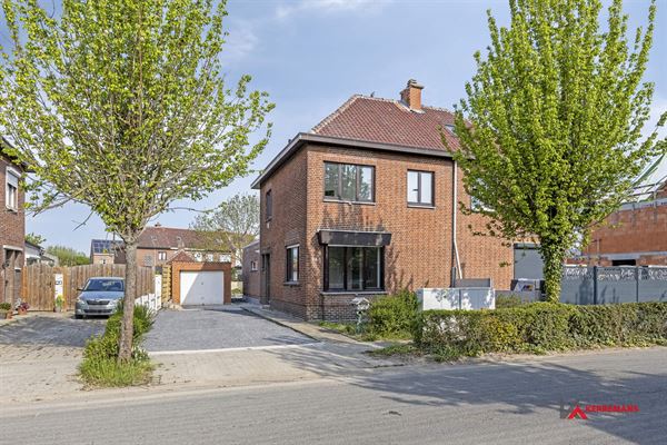 Half open bebouwing met 4 slaapkamers, tuin en garage.