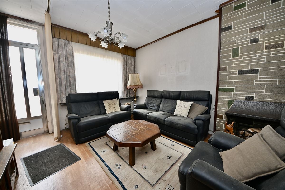 Te renoveren woning met 2 (mogelijk 3) slaapkamers en tuin.