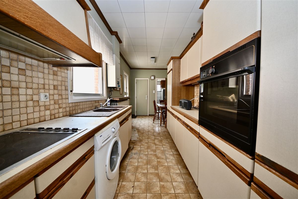 Te renoveren woning met 2 (mogelijk 3) slaapkamers en tuin.