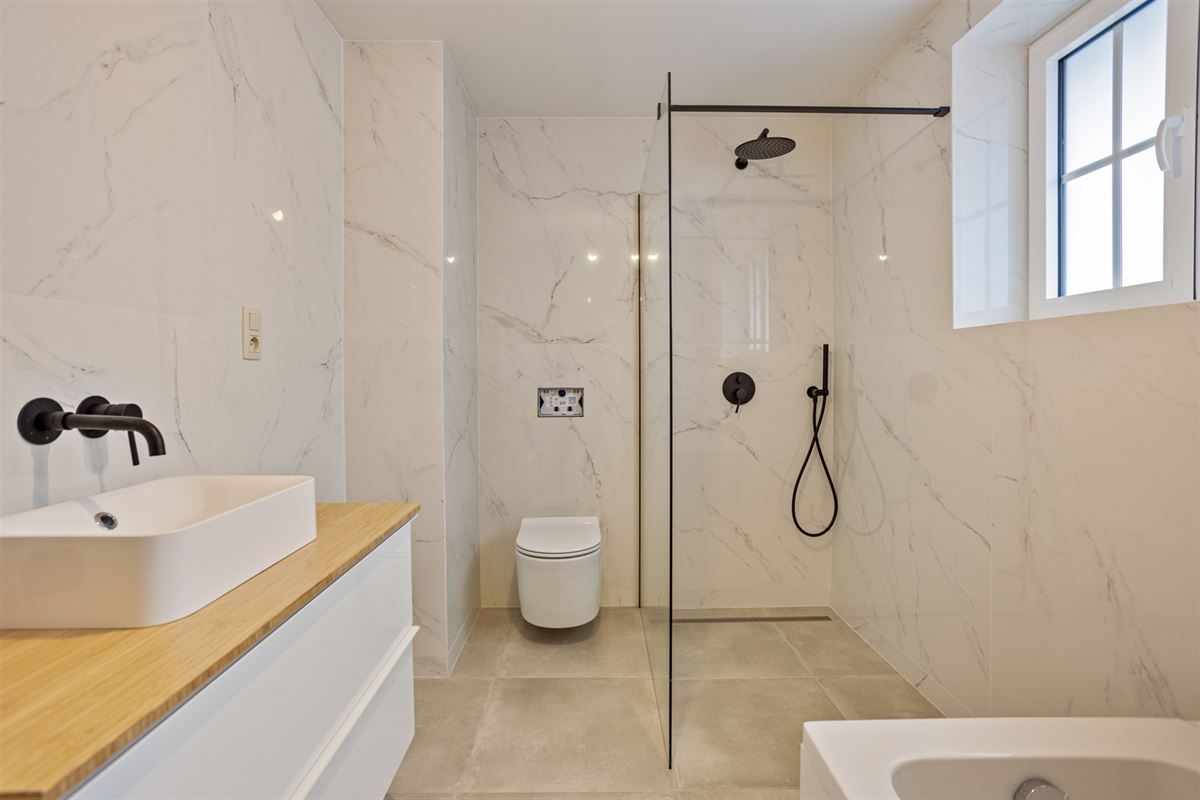 Instapklaar gelijkvloers appartement met 2 slaapkamers.