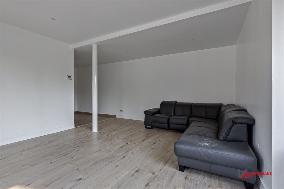 Half open bebouwing met 4 slaapkamers, tuin en garage.