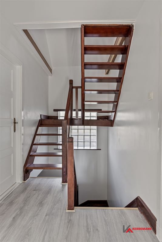 Half open bebouwing met 4 slaapkamers, tuin en garage.