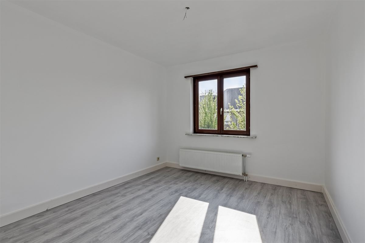 Half open bebouwing met 4 slaapkamers, tuin en garage.