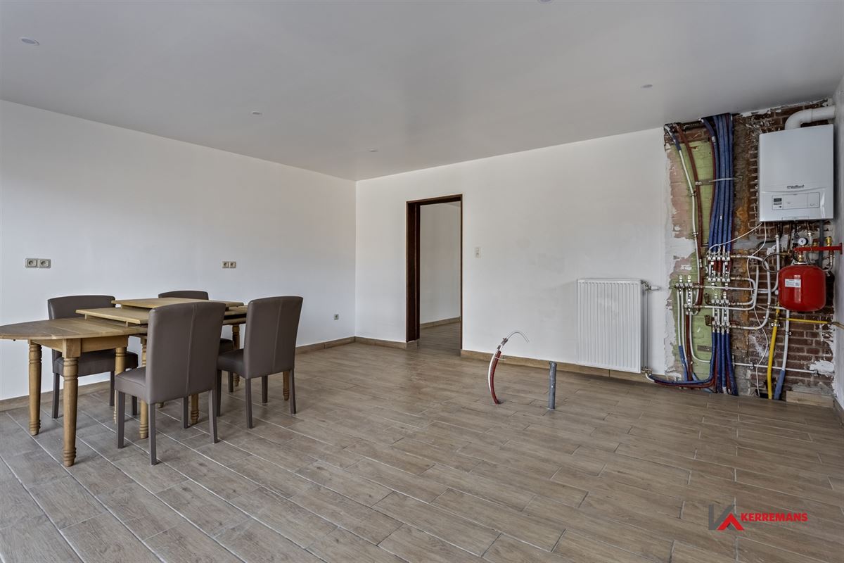 Half open bebouwing met 4 slaapkamers, tuin en garage.