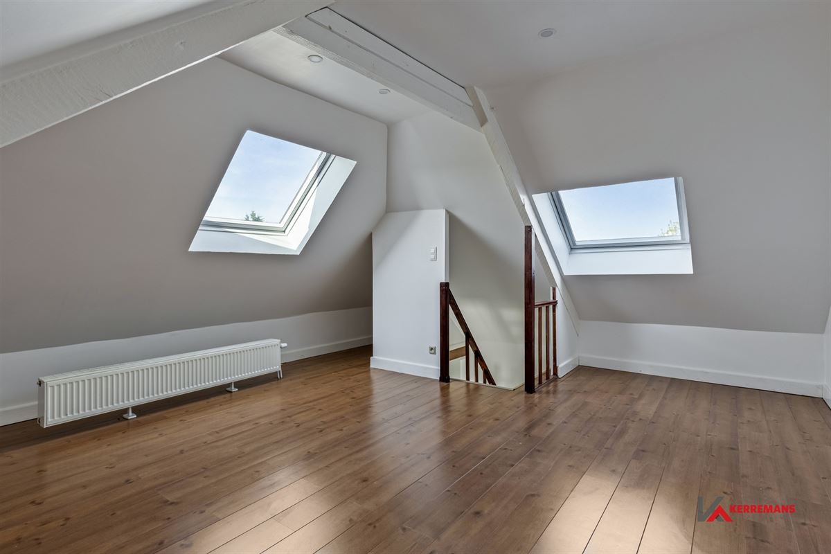 Half open bebouwing met 4 slaapkamers, tuin en garage.