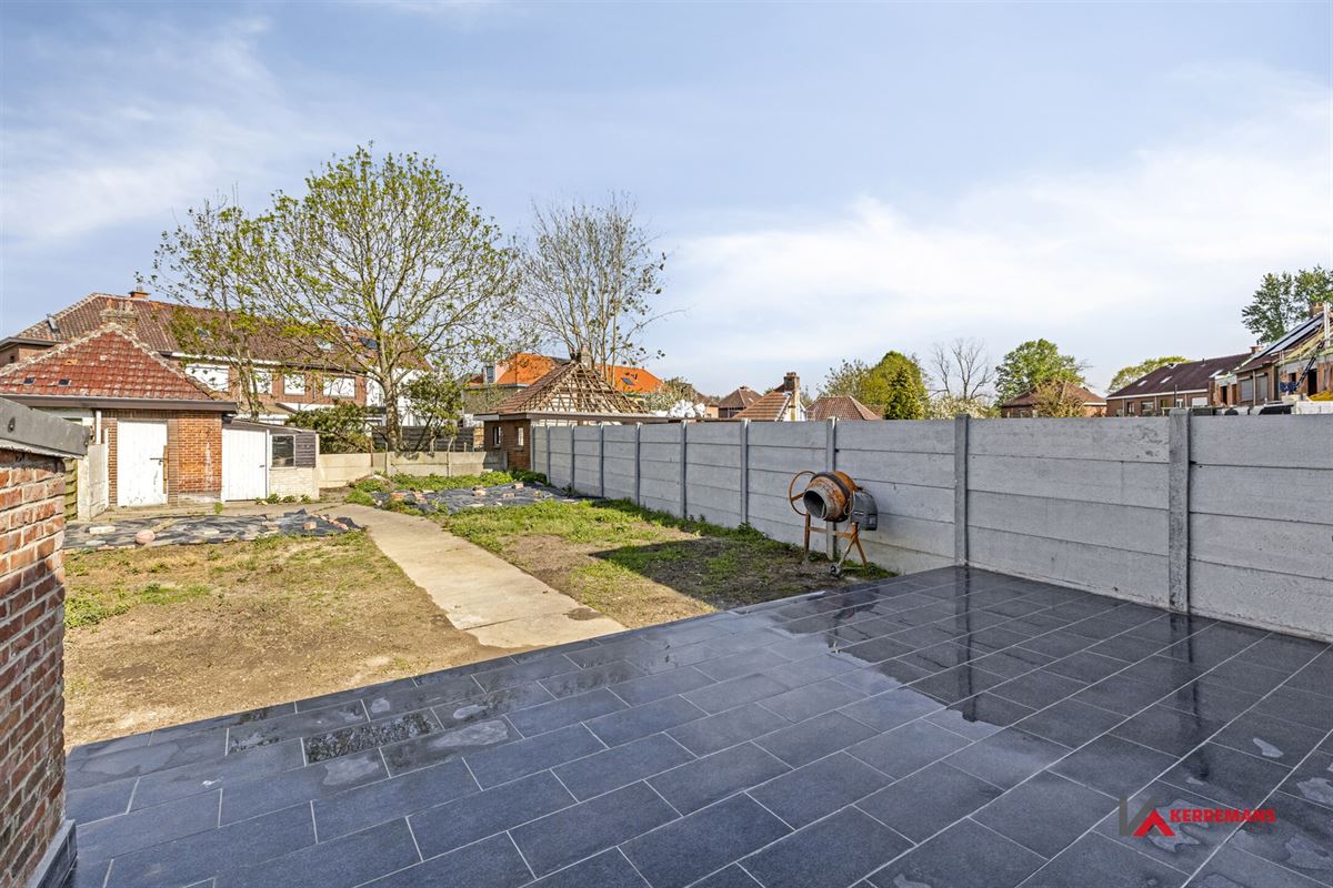 Half open bebouwing met 4 slaapkamers, tuin en garage.