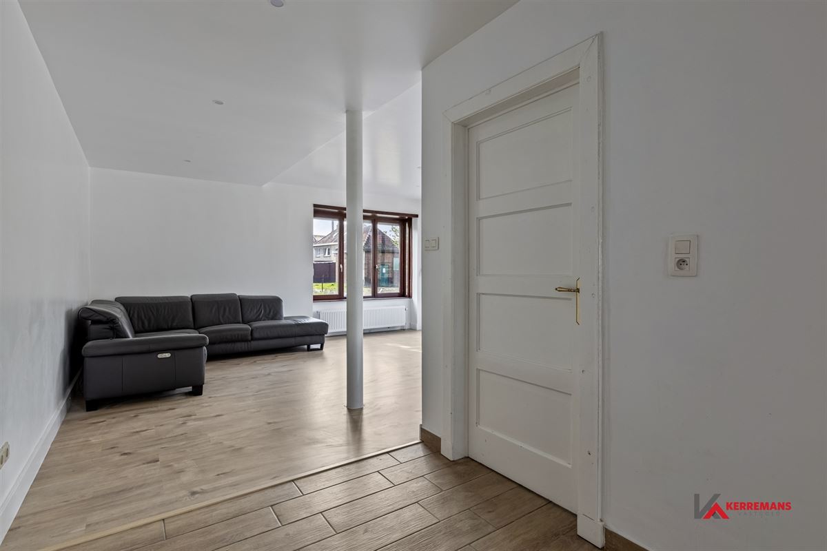 Half open bebouwing met 4 slaapkamers, tuin en garage.