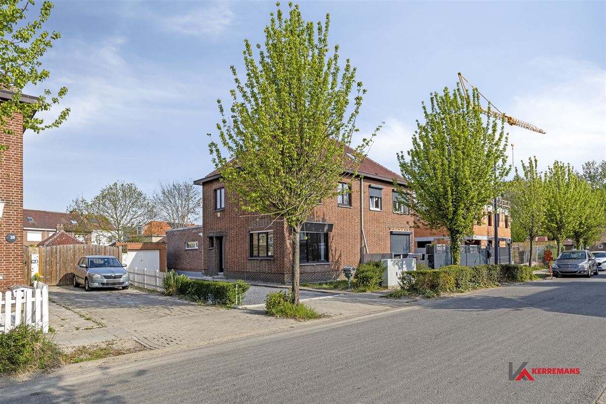 Half open bebouwing met 4 slaapkamers, tuin en garage.