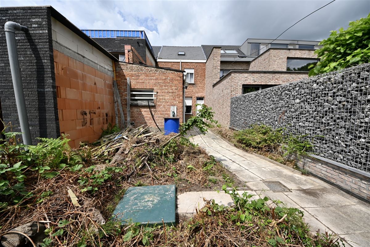 Te renoveren woning met 2 (mogelijk 3) slaapkamers en tuin.