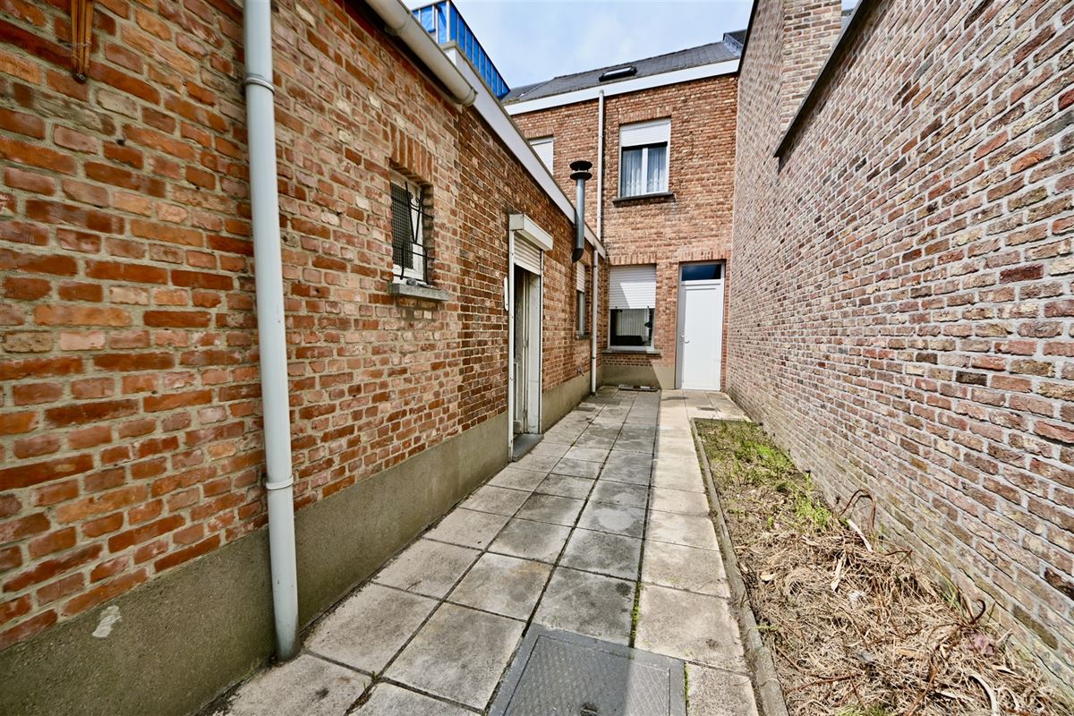 Te renoveren woning met 2 (mogelijk 3) slaapkamers en tuin.