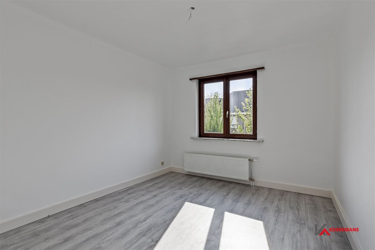 Half open bebouwing met 4 slaapkamers, tuin en garage.