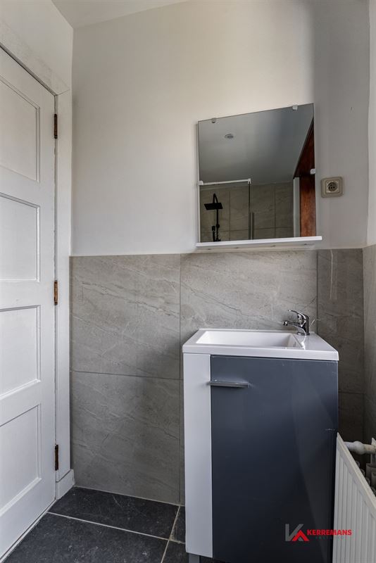 Half open bebouwing met 4 slaapkamers, tuin en garage.