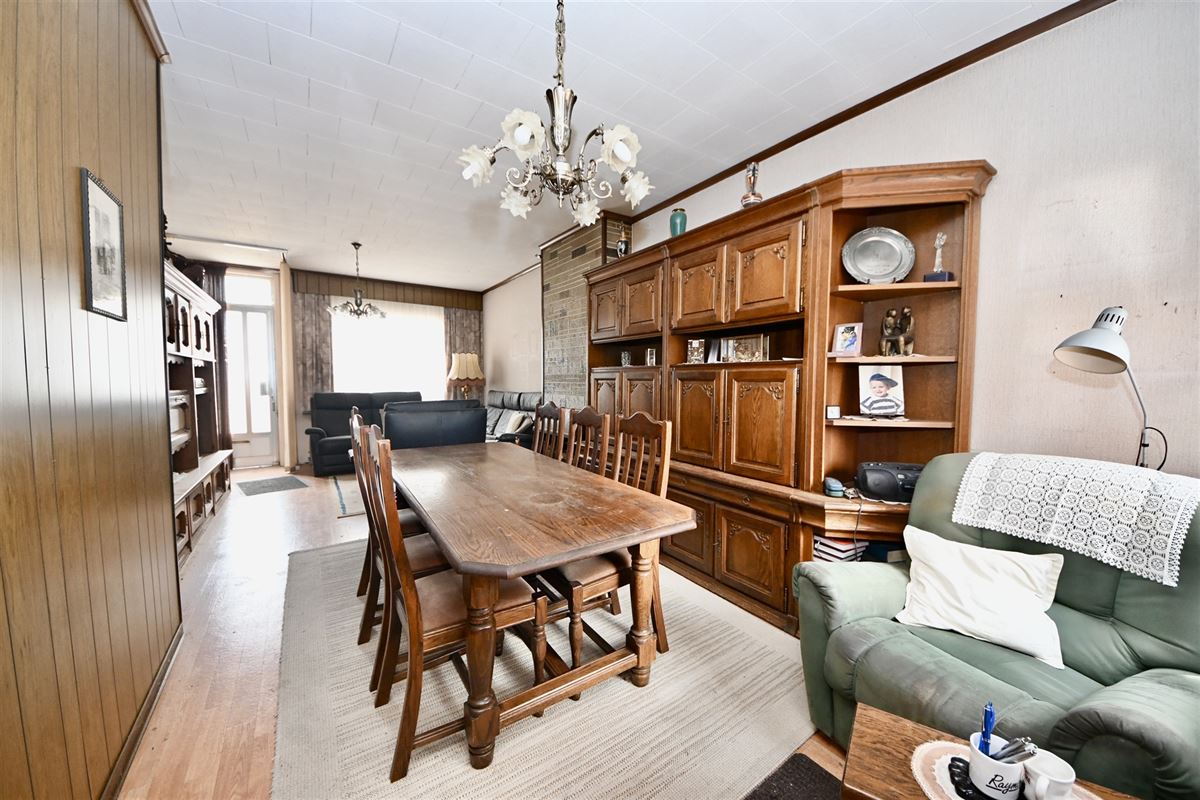 Te renoveren woning met 2 (mogelijk 3) slaapkamers en tuin.