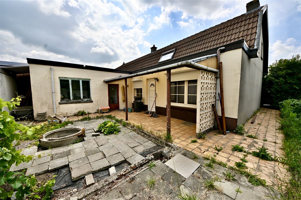 Te renoveren woning met 2 slaapkamers en tuin. 