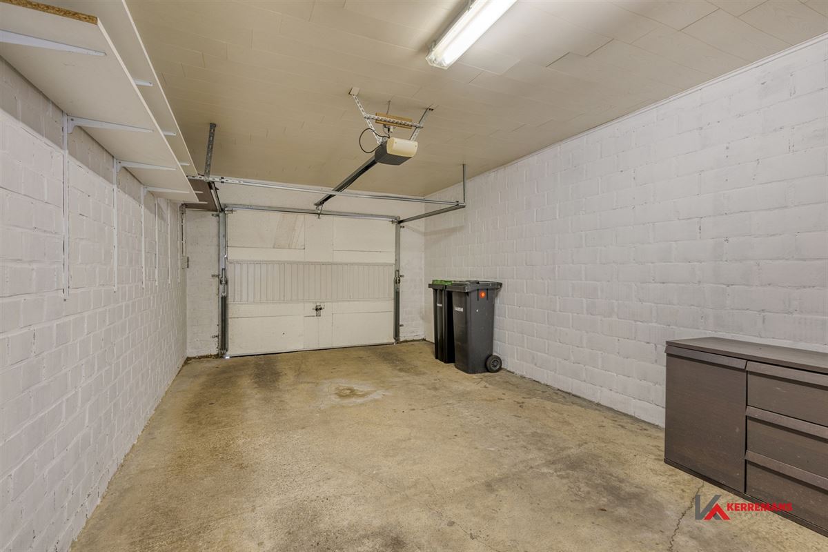 Gelijkvloers appartement met 2 slaapkamers, tuin en garage.