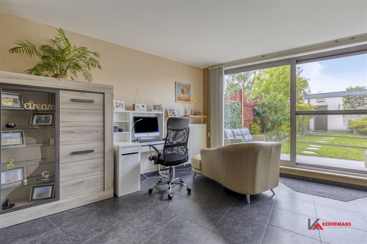 Gelijkvloers appartement met 2 slaapkamers, tuin en garage. 